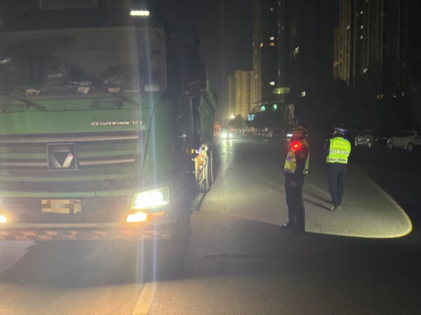 平顶山市卫东区：“城管蓝”让城市有秩序更有温度