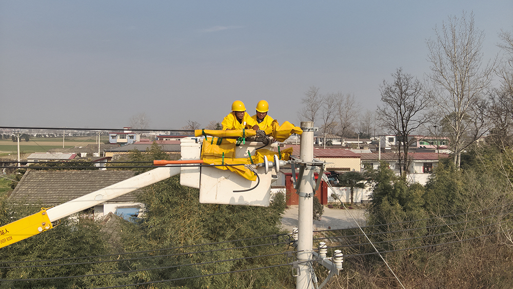 确山县供电公司：带电作业除隐患 备战冬峰不停电