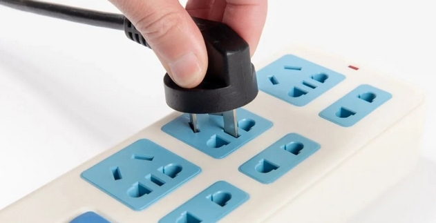 插线板这样用等于“炸弹”？看完吓出一身冷汗……已有人中招