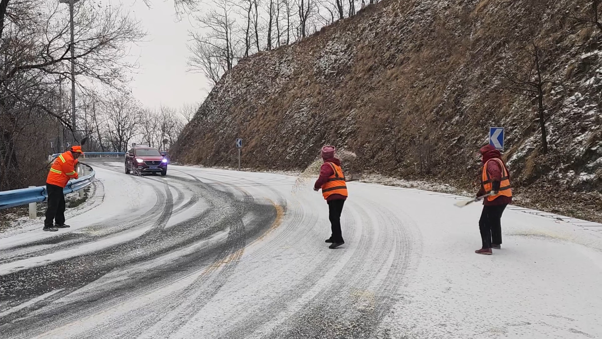 极端天气来袭 林州路政部门人机协同保畅通