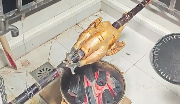 这鸡也是荡上秋千了！网友创意甘蔗烤鸡获点赞