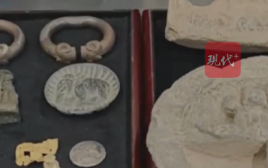 海关发布：一外籍男子带11件文物出境被查