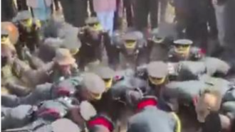 印度陆军参谋长和军官一起趴地狂做俯卧撑 网友：姿势不标准