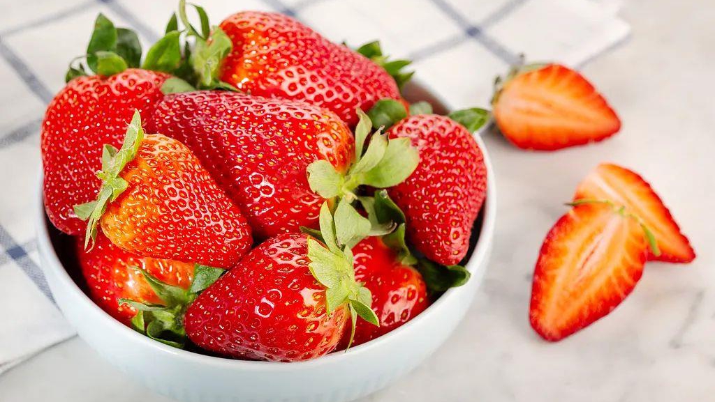 “膨大剂”催熟草莓大量上市？记者调查→