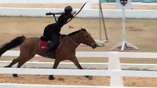 11岁“神箭少女”五连中，于适热烈欢呼