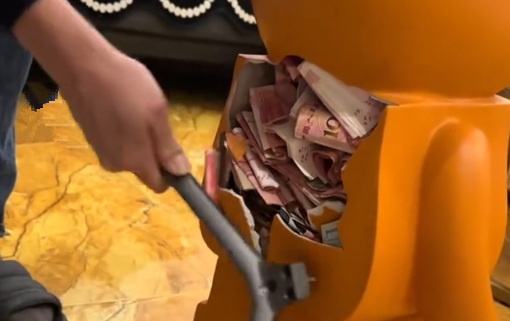 一家四口存钱罐存5年开出八万，计划买成金银条