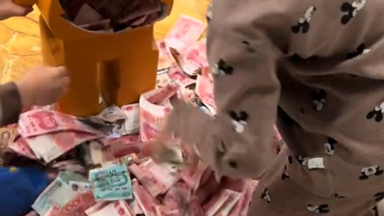 一家四口存钱罐存5年开出82580元，妈妈：想买成金银条