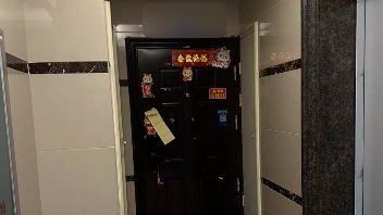 男子持刀杀害陌生女子，死者家属：杀完人后在电梯唱歌