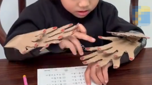 孙女做加减法手指不够用，爷爷用废纸壳做一叠假手指