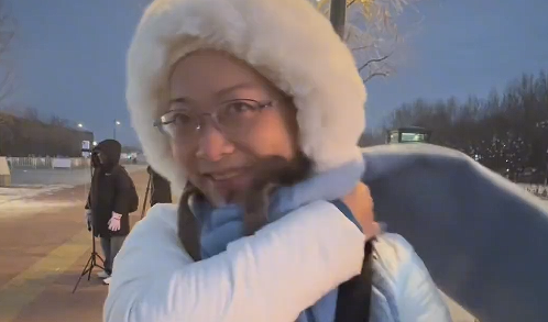 哈尔滨冰雪大世界今日开园，各地游客赶来，每趟飞机都爆满