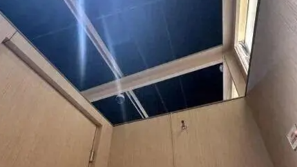 一商场试衣间上方现摄像头！门店回应