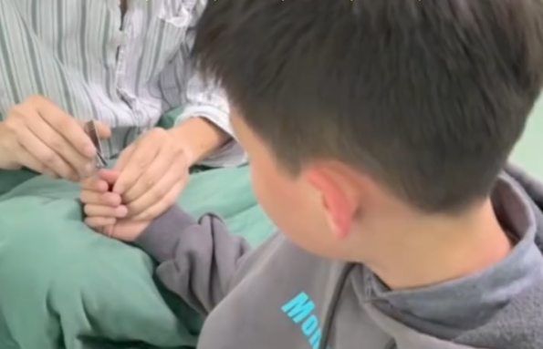 38岁病危爸爸给孩子剪指甲温柔告别