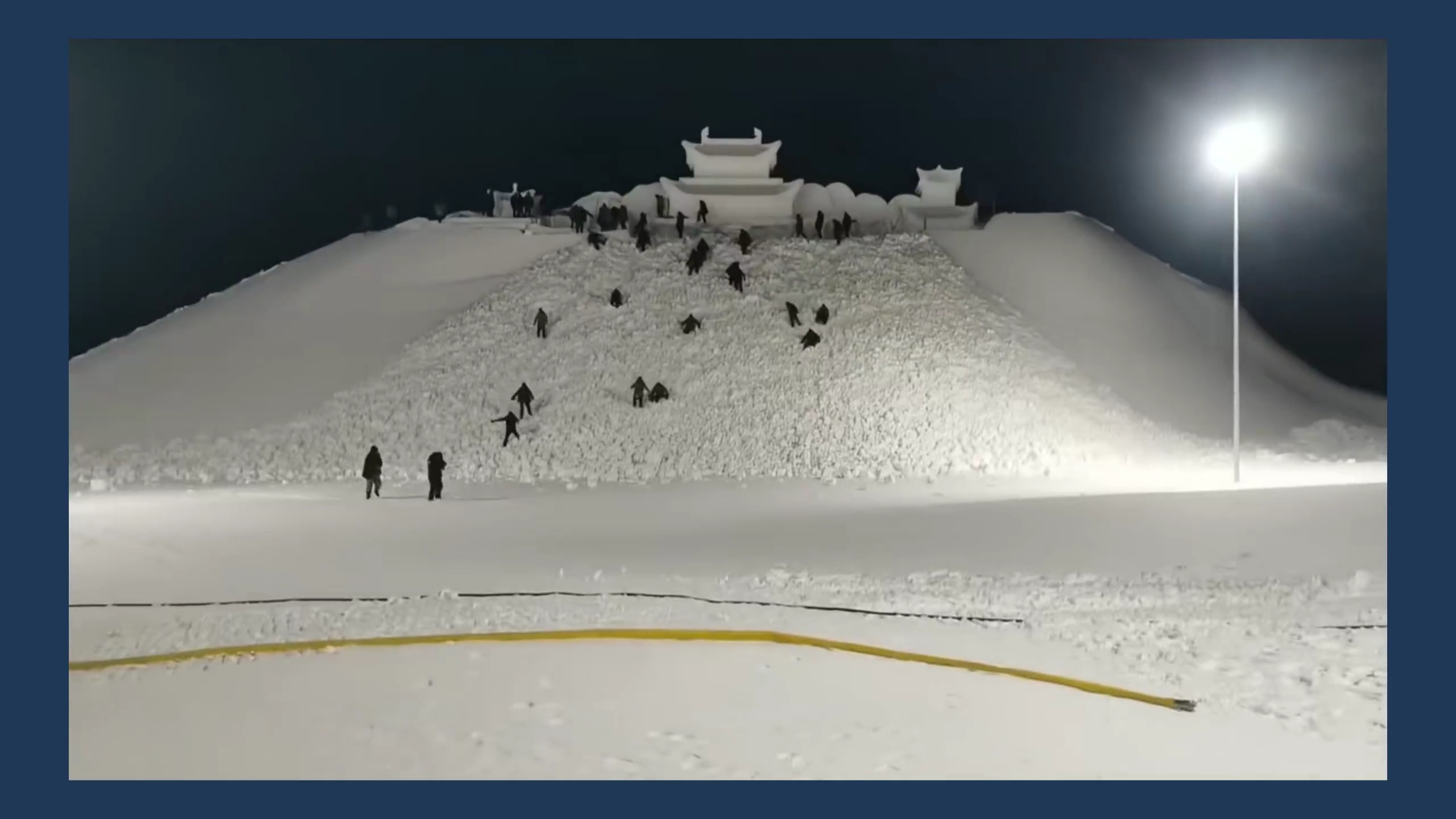 云顶天宫工作人员下班好像小企鹅 网友：好像动画片！