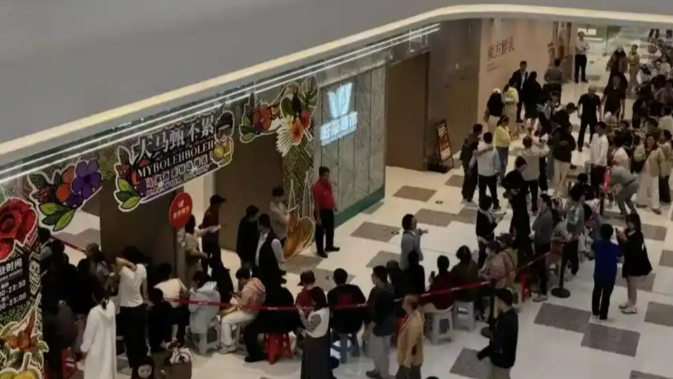 海南封关首日居民排长队买榴莲