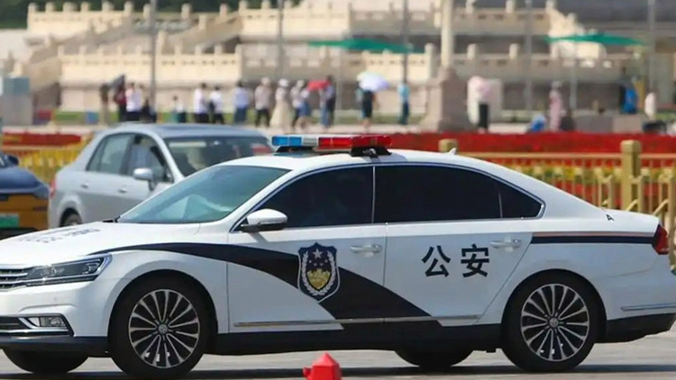 警务人员多次开警车接送孩子 被停职调查