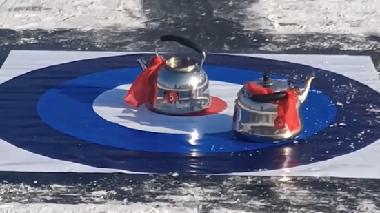 来自东北的自制冰“壶”运动！冰是真的冰，壶也是真的壶