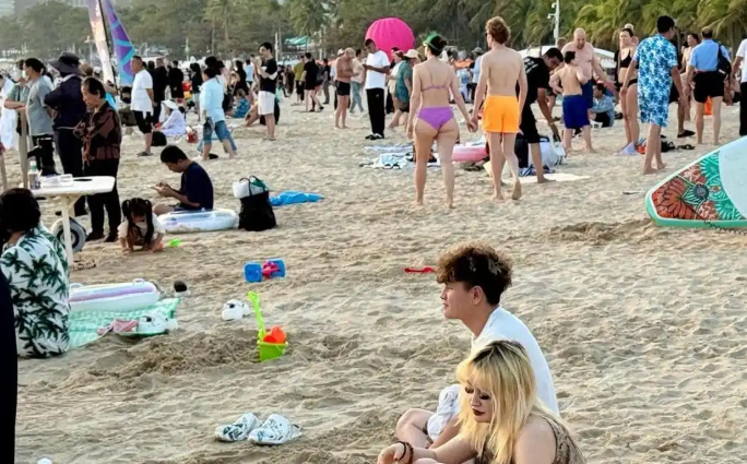 海南封关首日三亚挤满俄罗斯游客，海滩广播中俄双语循环播放