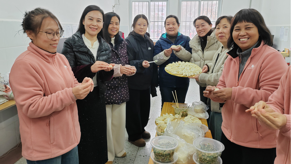 安阳市钢城小学开展“情暖冬至”包饺子活动