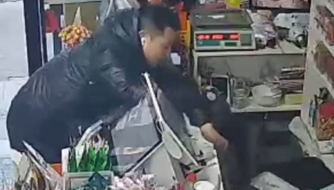 小伙心肺复苏抢回老板娘一条命 河南洛阳小伙好样的