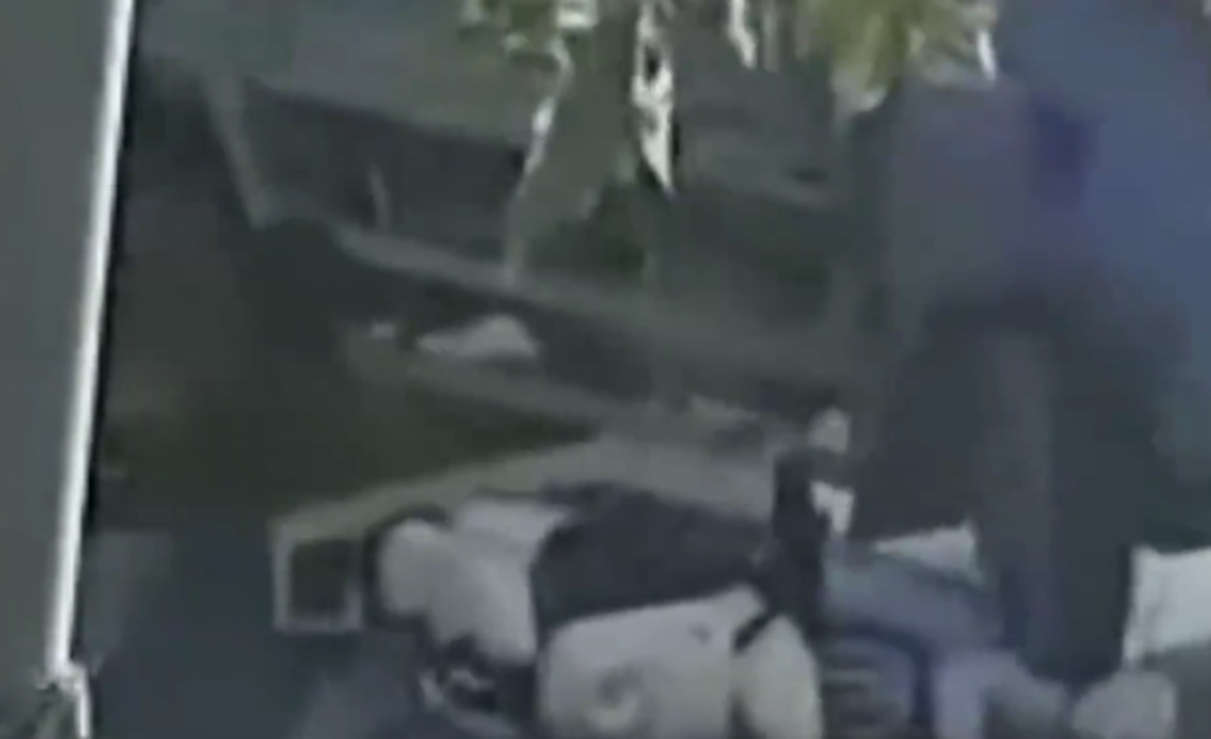 惊险！货车碾过骑行女子多亏头盔救命