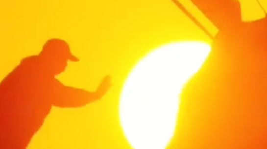 摄影师创意拍摄，把太阳“装”进汽车后备箱