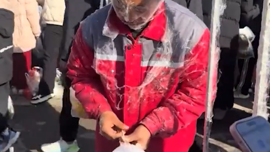 山东大集上惊现“人形棉花糖”：一身糖丝，两手甜蜜