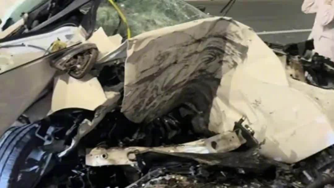 “兄弟，别睡！” 隧道内发生事故，摩托车骑手教科书式救援