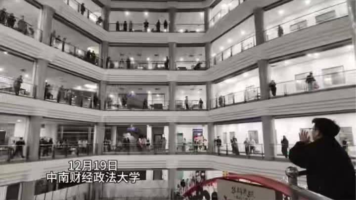 考研前夕图书馆闭馆响起一路生花