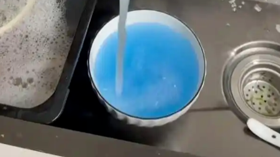 贵州一小区居民称自来水变蓝，当地通报：组织业主开展体检