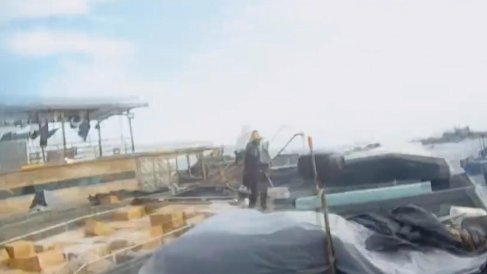 海警登临嫌疑船只遭暴力抵抗，有人挥舞镰刀冲向前来