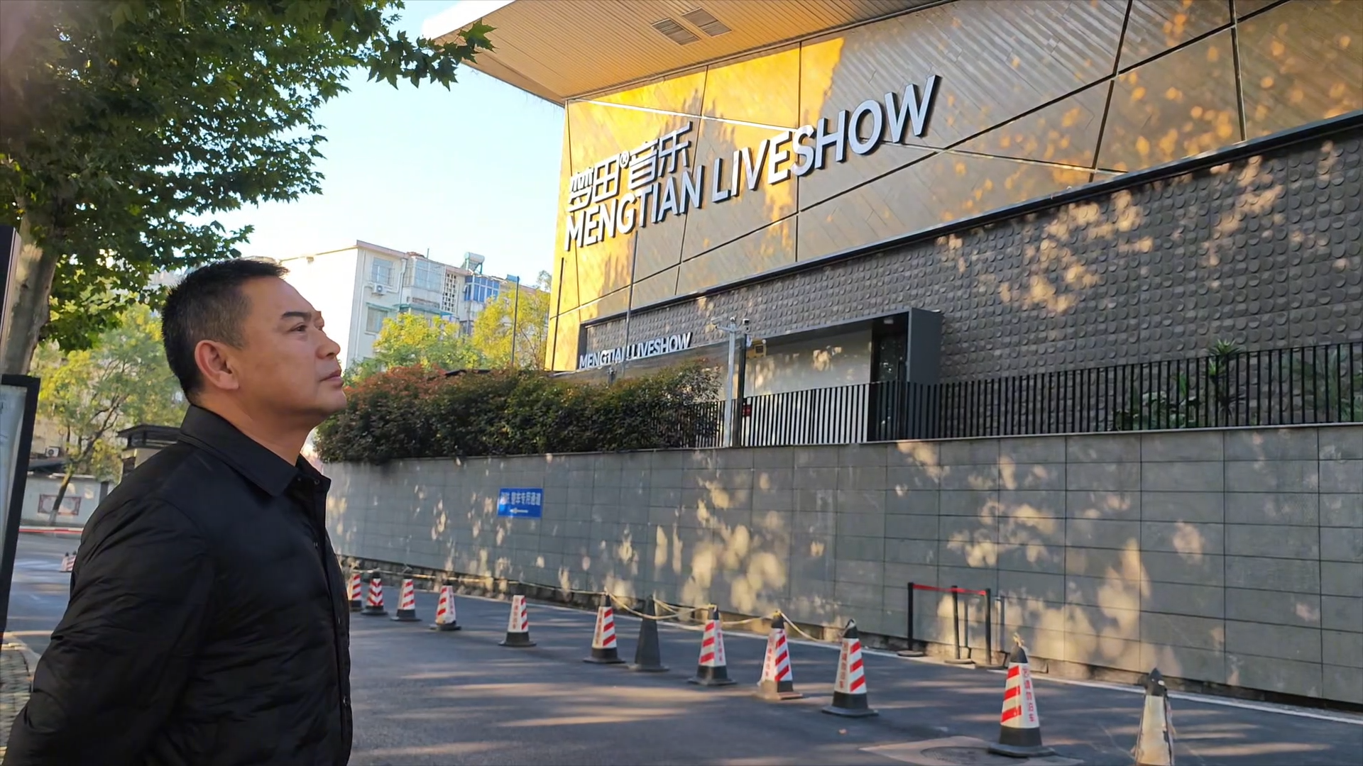 男子租体育中心跳水馆开酒吧，因违建3000万投资打水漂