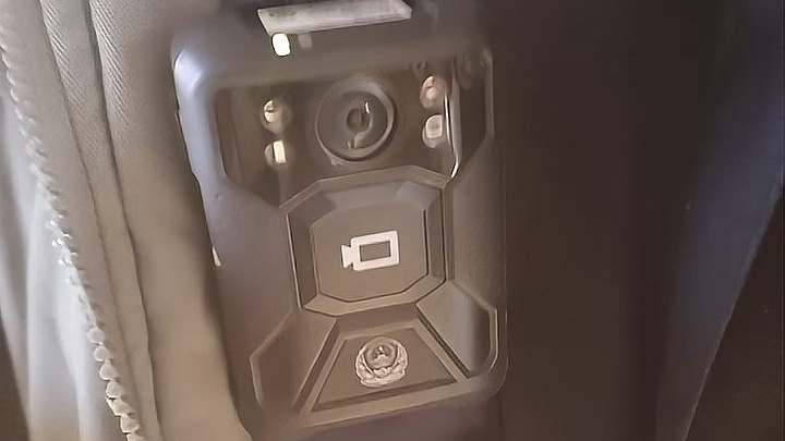 热力公司入户测温佩戴的记录仪上印着警徽？住户报警