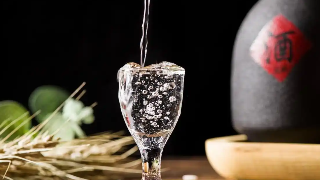 “寒潮”吹到茅台镇，酒业负责人：感觉年轻人都不喝白酒了