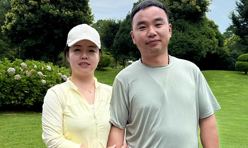 “挖机小何”经典开场白走红，背后是妻子暖心鼓励