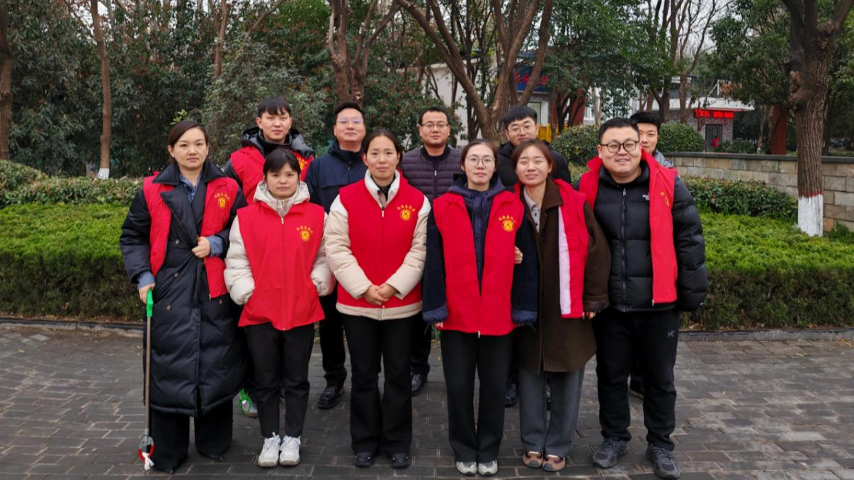 “净”我所能·“畅”享文明——中原银行济源分行机关第二党支部开展街道清洁与交通维护志愿服务活动