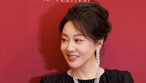 54岁闫妮官宣喜讯