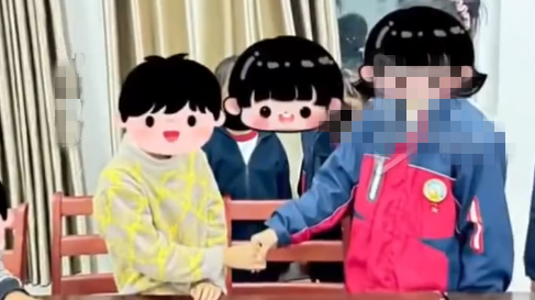 7名小学生起争执组团找警察评理，经过调解握手言和