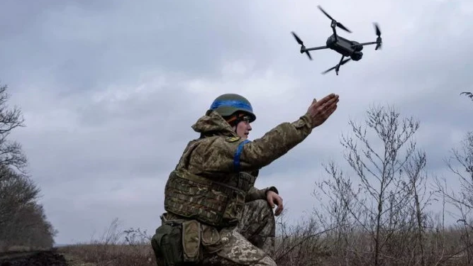 俄乌大量光纤无人机参战，密如蛛网覆盖城镇和原野