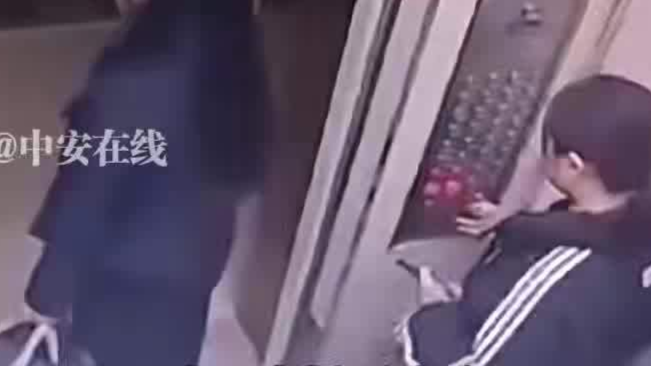 女子早高峰占电梯被推出去后厮打