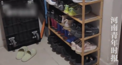 男子挂爷爷遗照劝退邻居乱放鞋架，网友：硬核维权