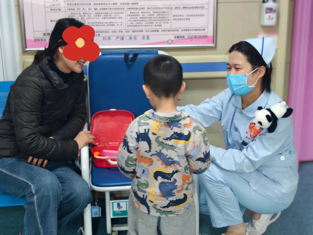 护士服上趴只“治愈系”小熊猫 周口一医院创意举措温暖儿科病房
