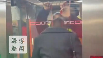 女子疑在纽约地铁逃票被夹头 脖子被卡闸口无法挣脱
