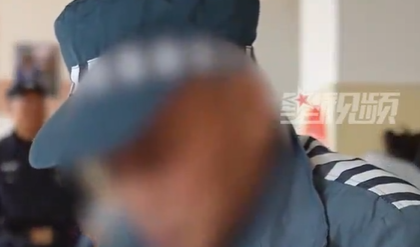 82岁母亲坐轮椅探监 狱中儿子下跪