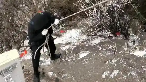 景区冒严寒绳降200米为游客寻手机