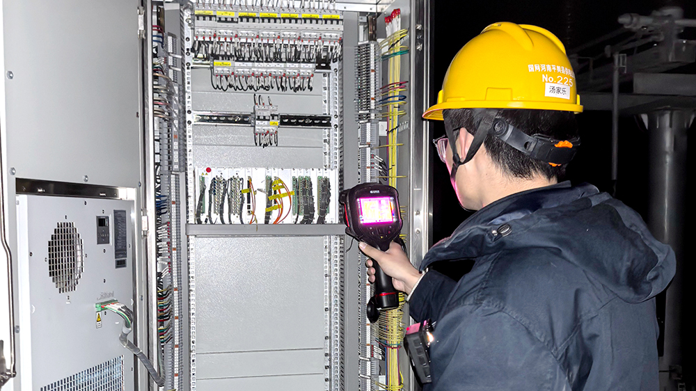 国网确山县供电公司：寒冬送服务 电暖企业心