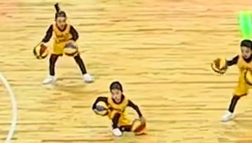 小朋友之间的配合让我泪目了！一个失误造就了最大亮点