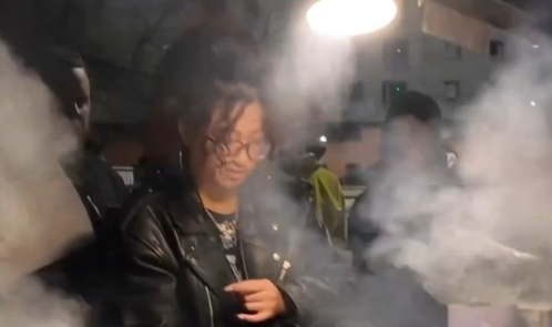 女子把中国烧烤摊摆到英国街头