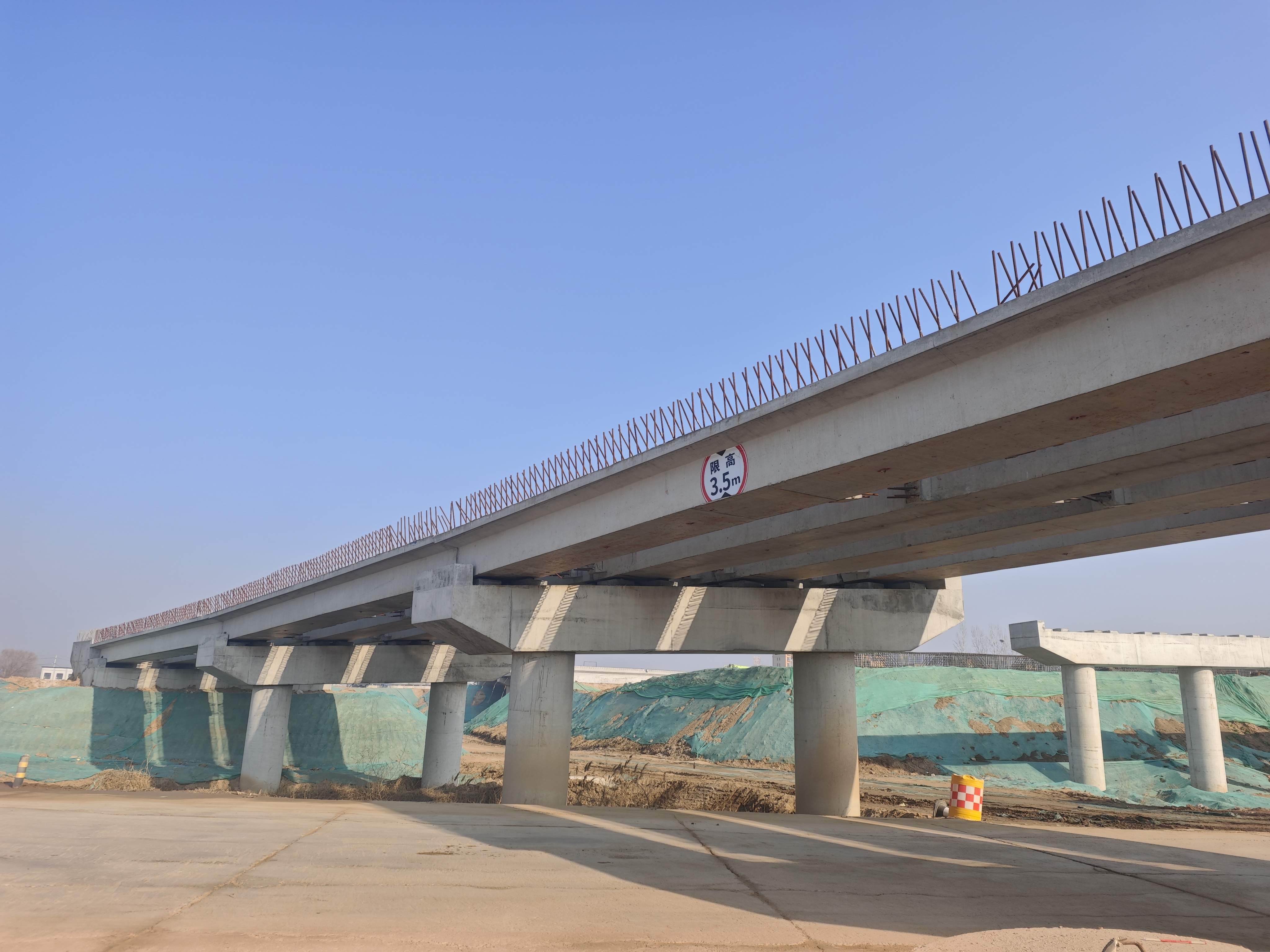 新乡S227项目原阳南互通8座桥均已进入上部桥面施工