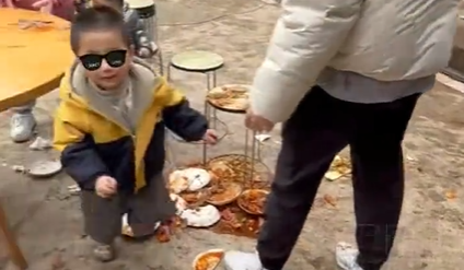 孩子吃席打翻盘子 父母让他数次道歉