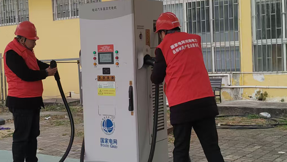 国网泌阳县供电公司为充电桩“体检”